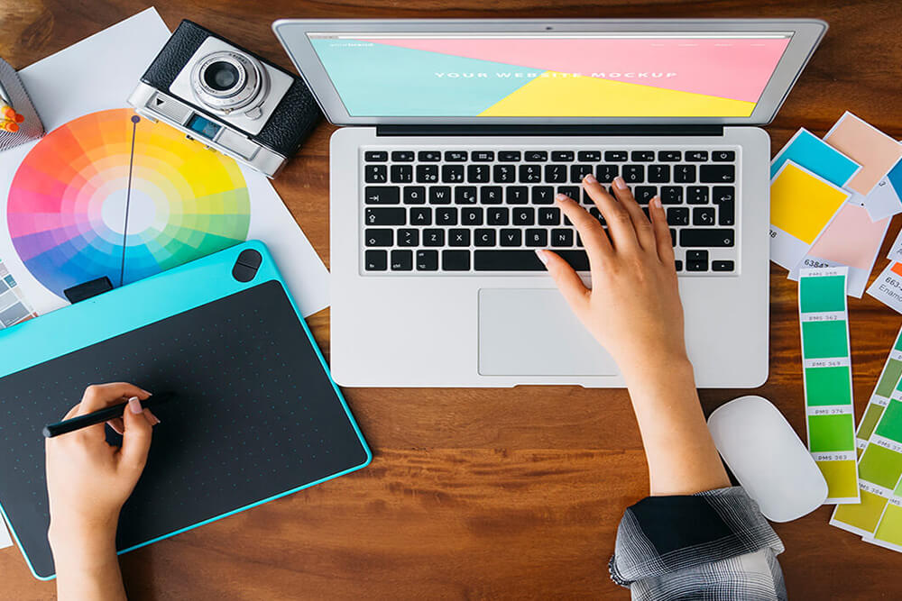 Дизайнер выбирает палитру цвета сайта