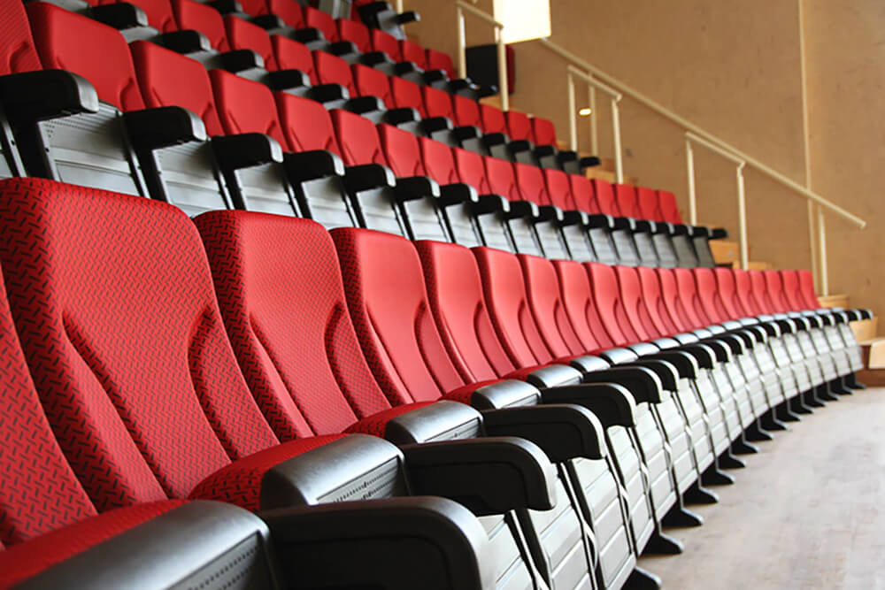 Красные кресла театра